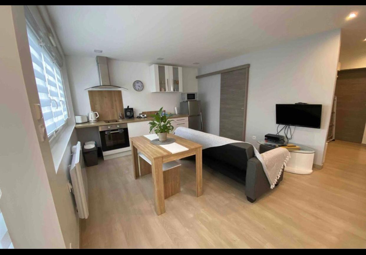 Toul Appartement Entier Avec Parking Prive Au Calme En Rez De Chaussee Avec Coin Terrasse Cosy A Etage Avec Balcon Exterior photo